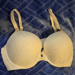 Victoria's Secret Lace Underwire Bra in Cream